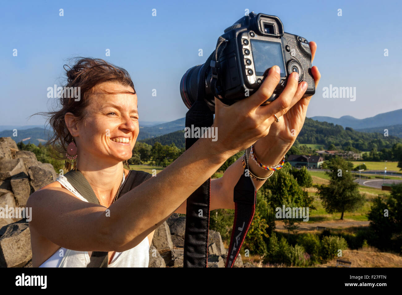 Donna prendendo selfie con una telecamera Foto Stock
