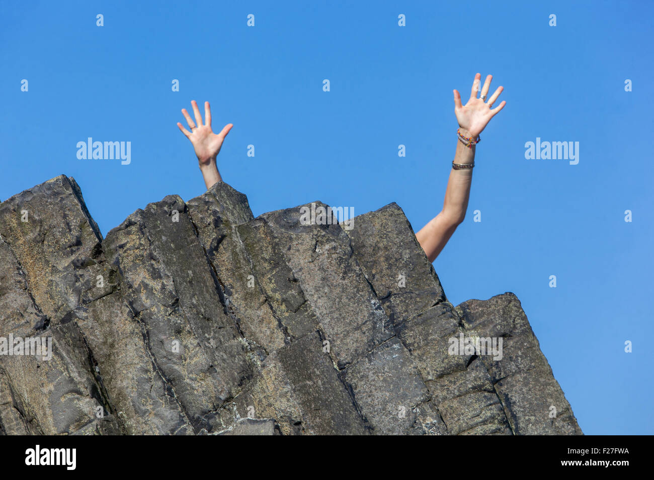 La donna le mani e la roccia vulcanica, Panska Skala, Kamenicky Senov, Boemia settentrionale, Repubblica Ceca, Europa Foto Stock