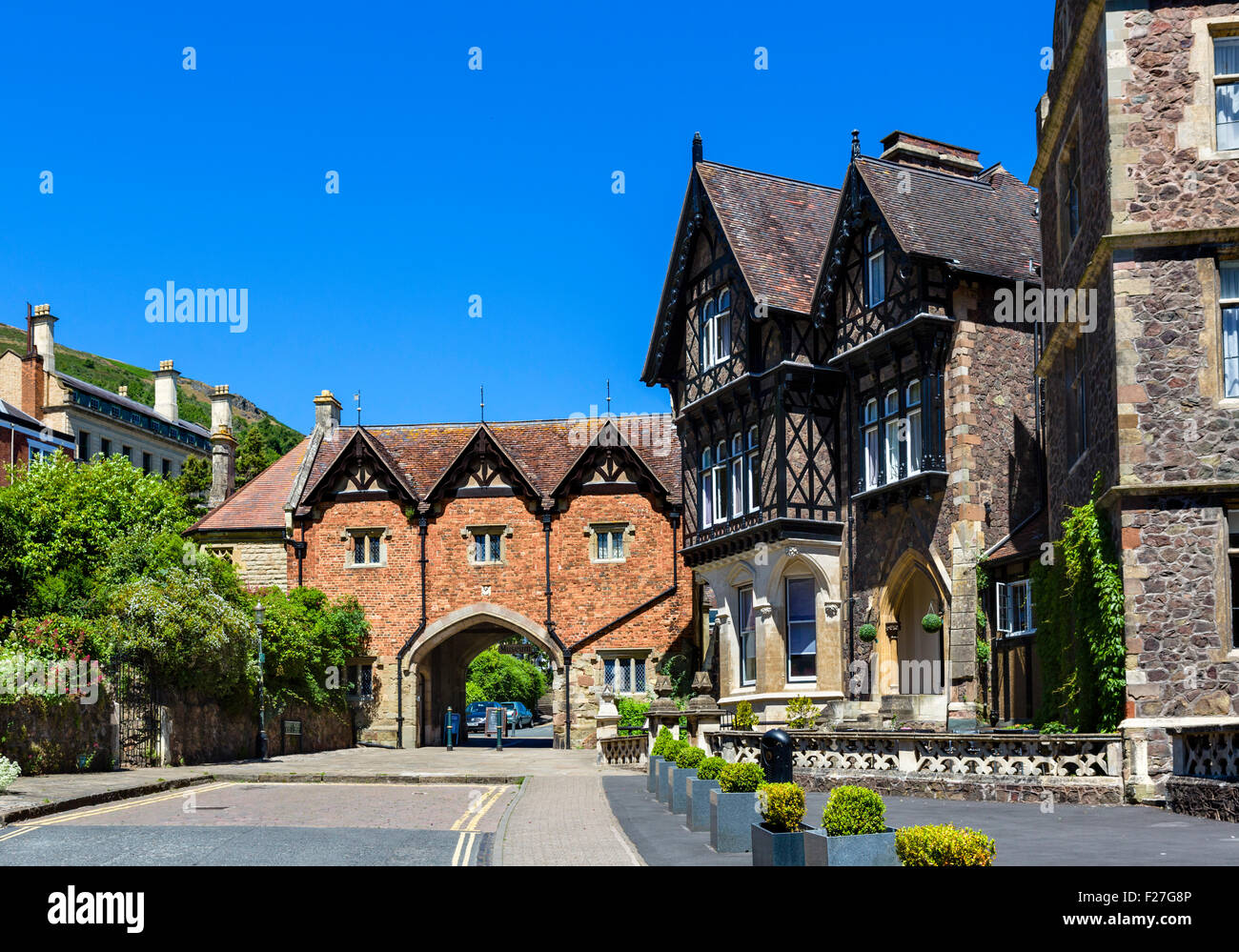Malvern Museum, nell'ex abbazia Gateway, withAbbey Hotel a destra, Great Malvern, Malvern Hills, Worcestershire, England, Regno Unito Foto Stock