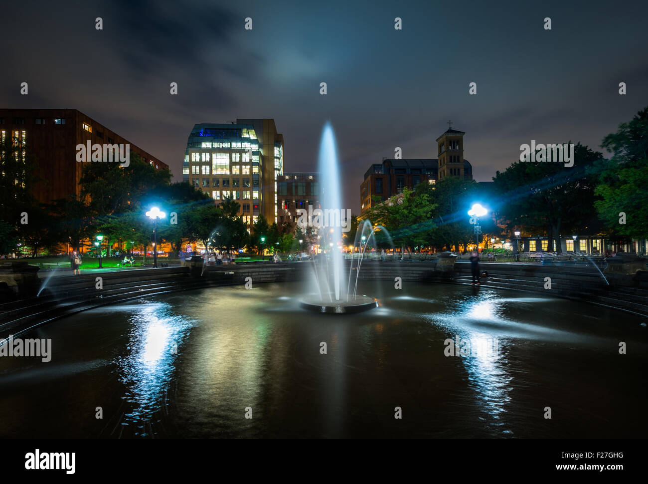 La fontana a Washington Square Park di notte, nel Greenwich Village, Manhattan, New York. Foto Stock