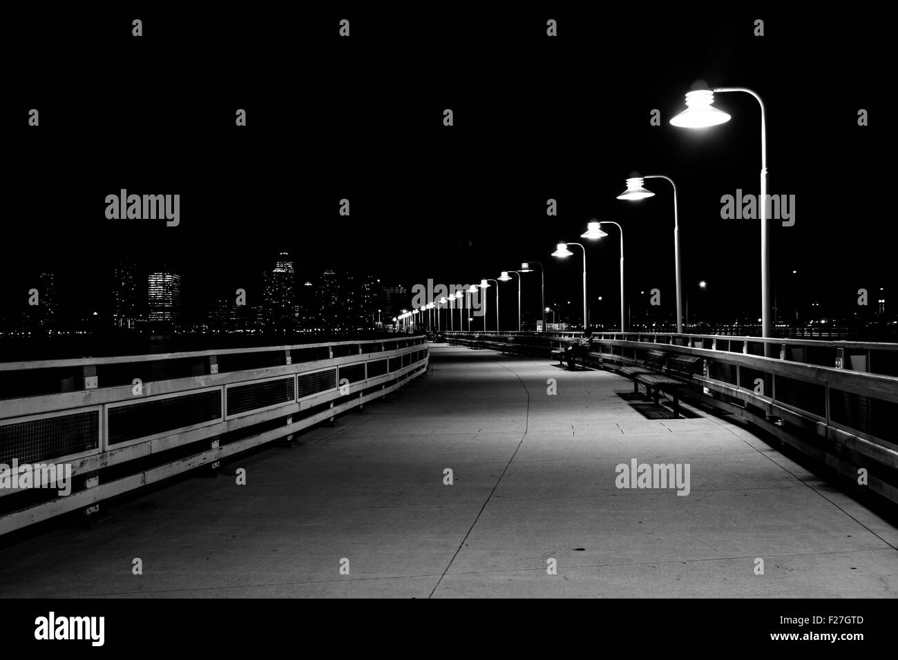 Pier 34 di notte, in Hudson River Park, Manhattan, New York. Foto Stock