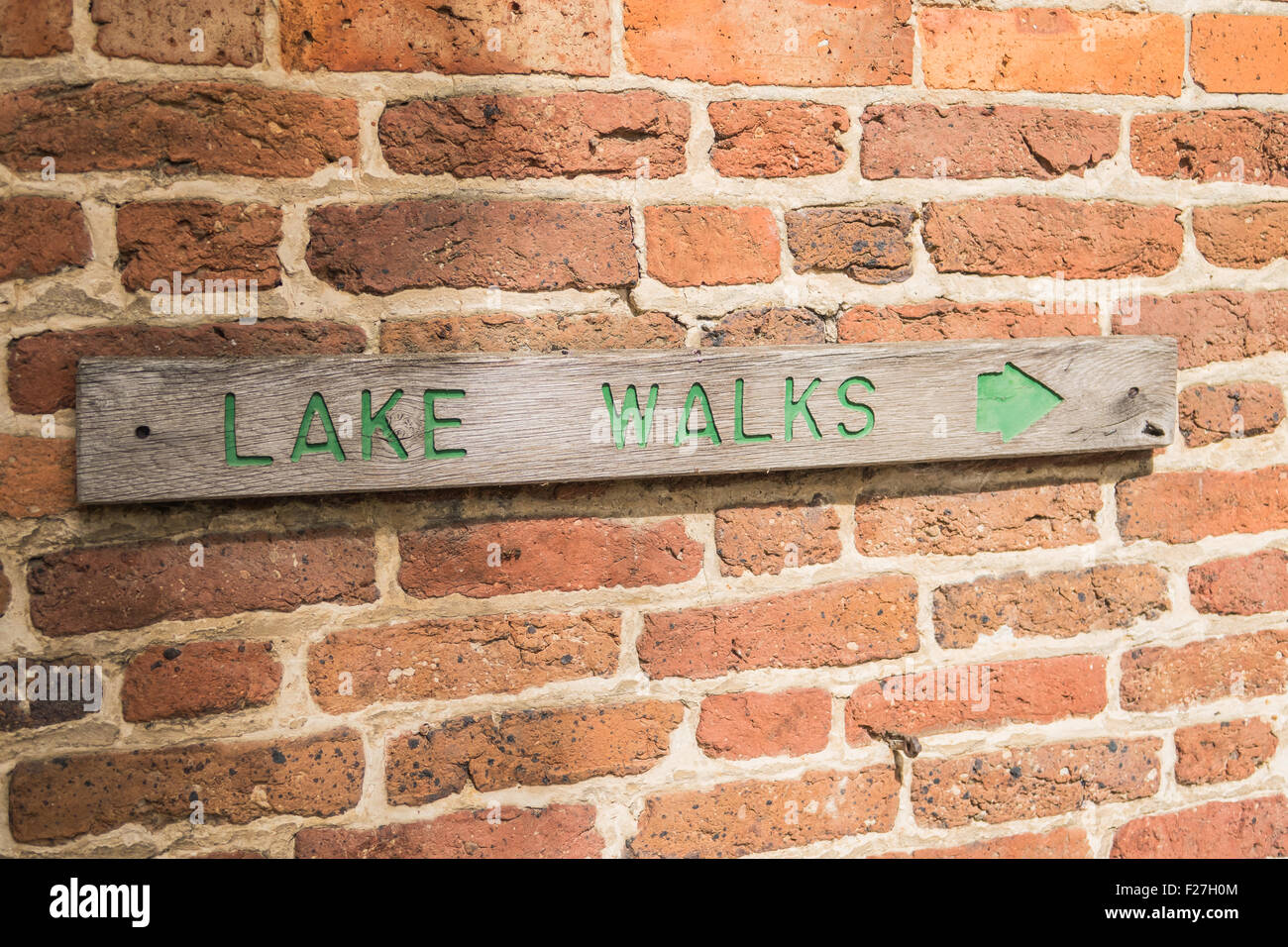 Segno indicante la direzione per il lago passeggiate Foto Stock