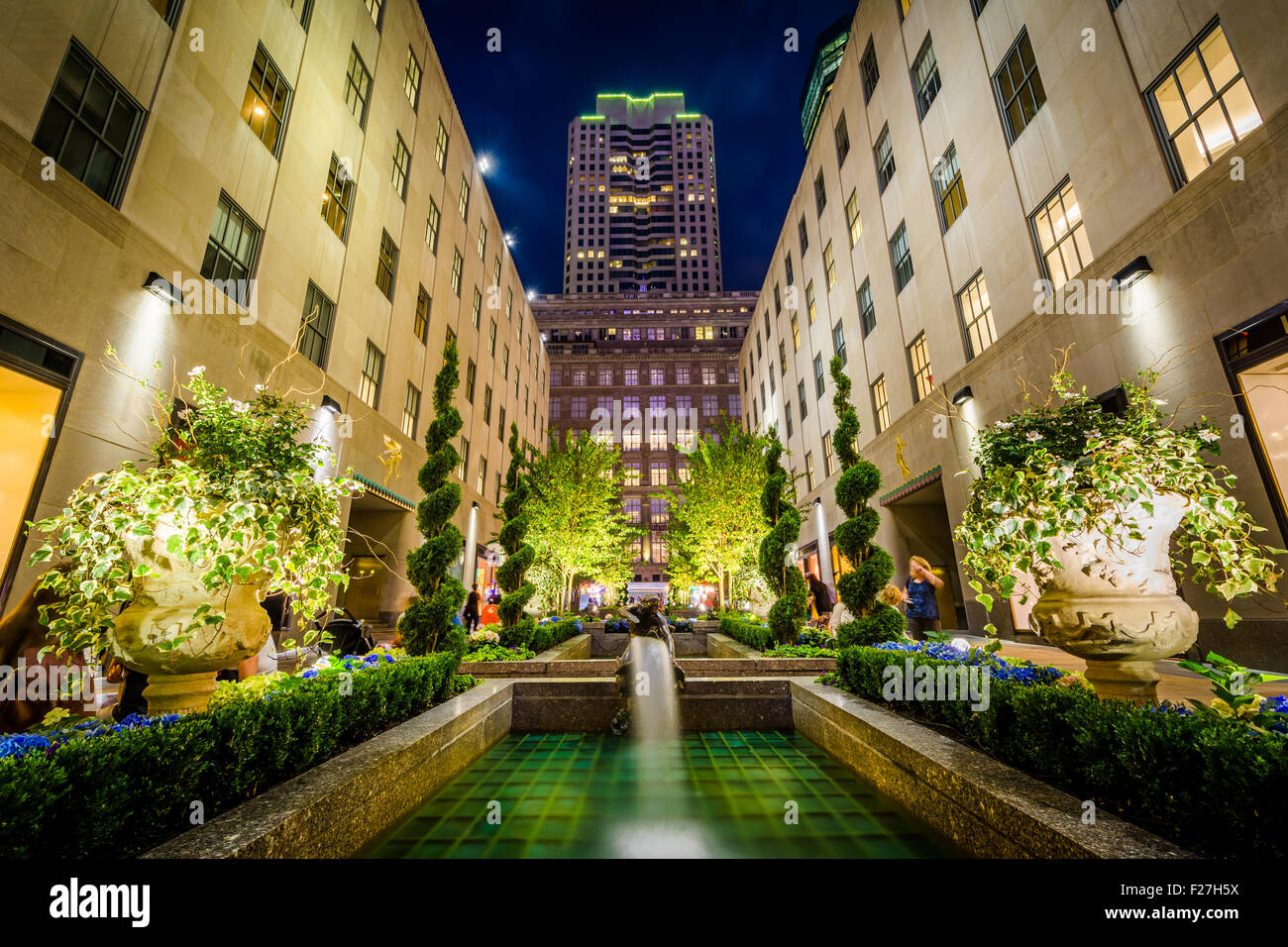 Fontane e edifici al Rockefeller Center di notte in Midtown Manhattan, New York. Foto Stock