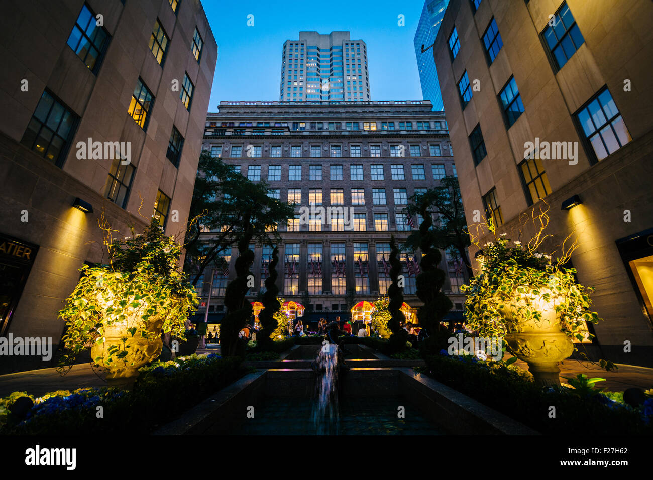 Fontane e edifici al Rockefeller Center di notte in Midtown Manhattan, New York. Foto Stock