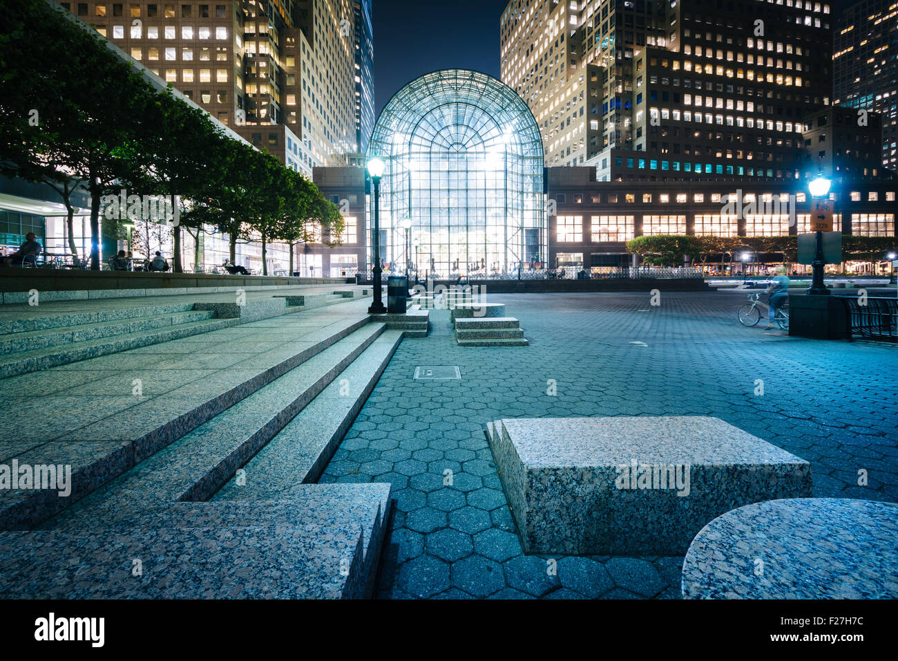 Edifici in Battery Park City di notte, in Lower Manhattan, New York. Foto Stock