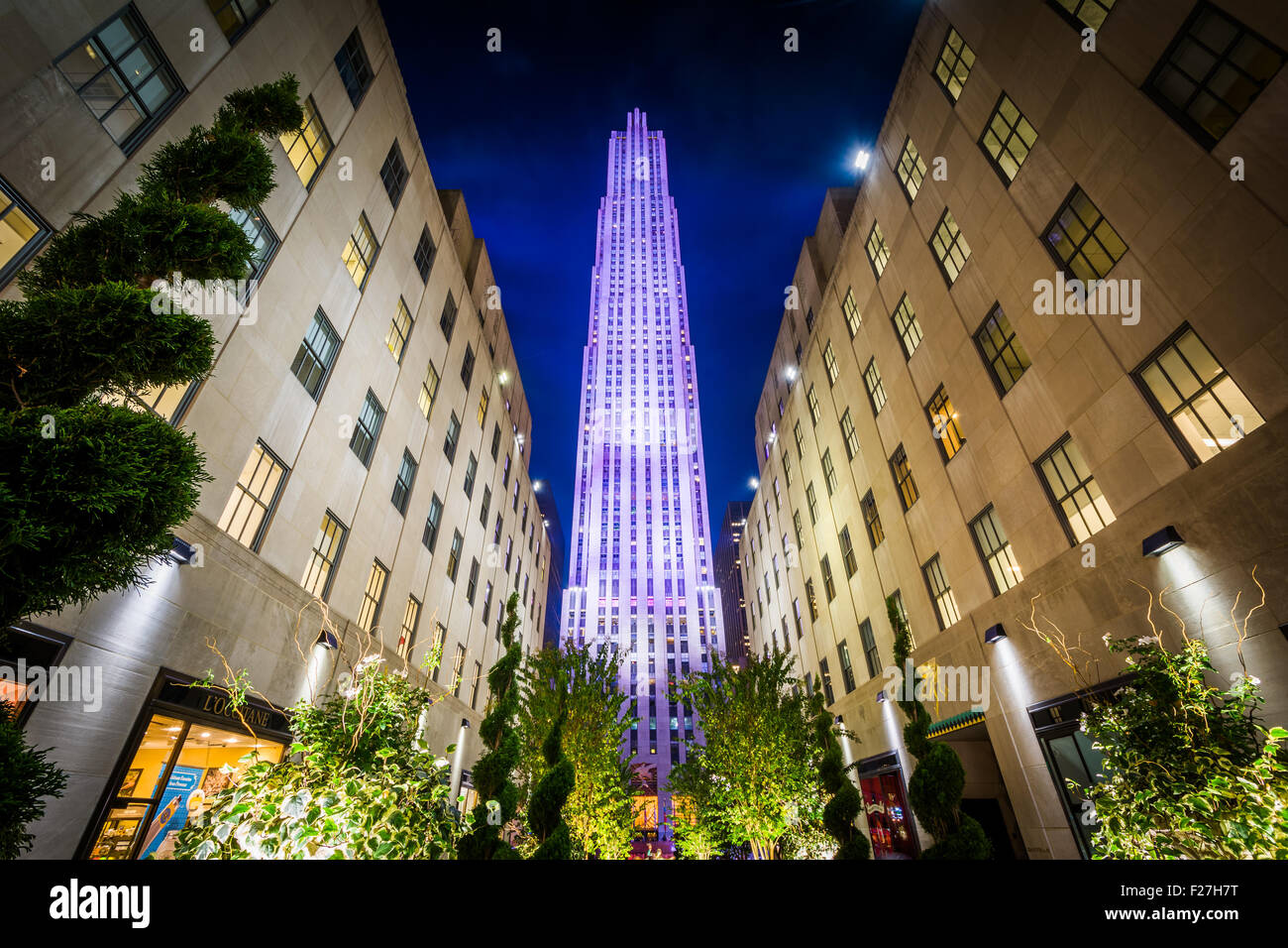 Edifici al Rockefeller Center di notte in Midtown Manhattan, New York. Foto Stock