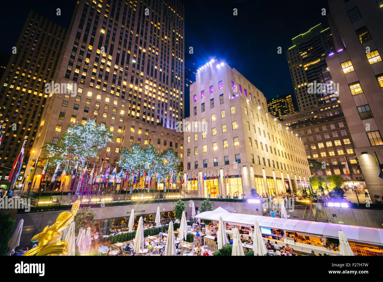 Edifici al Rockefeller Center di notte in Midtown Manhattan, New York. Foto Stock