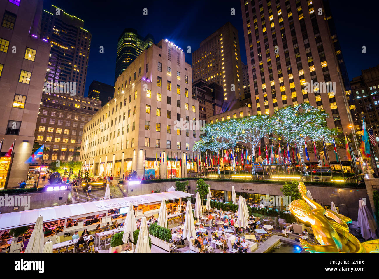 Edifici al Rockefeller Center di notte in Midtown Manhattan, New York. Foto Stock