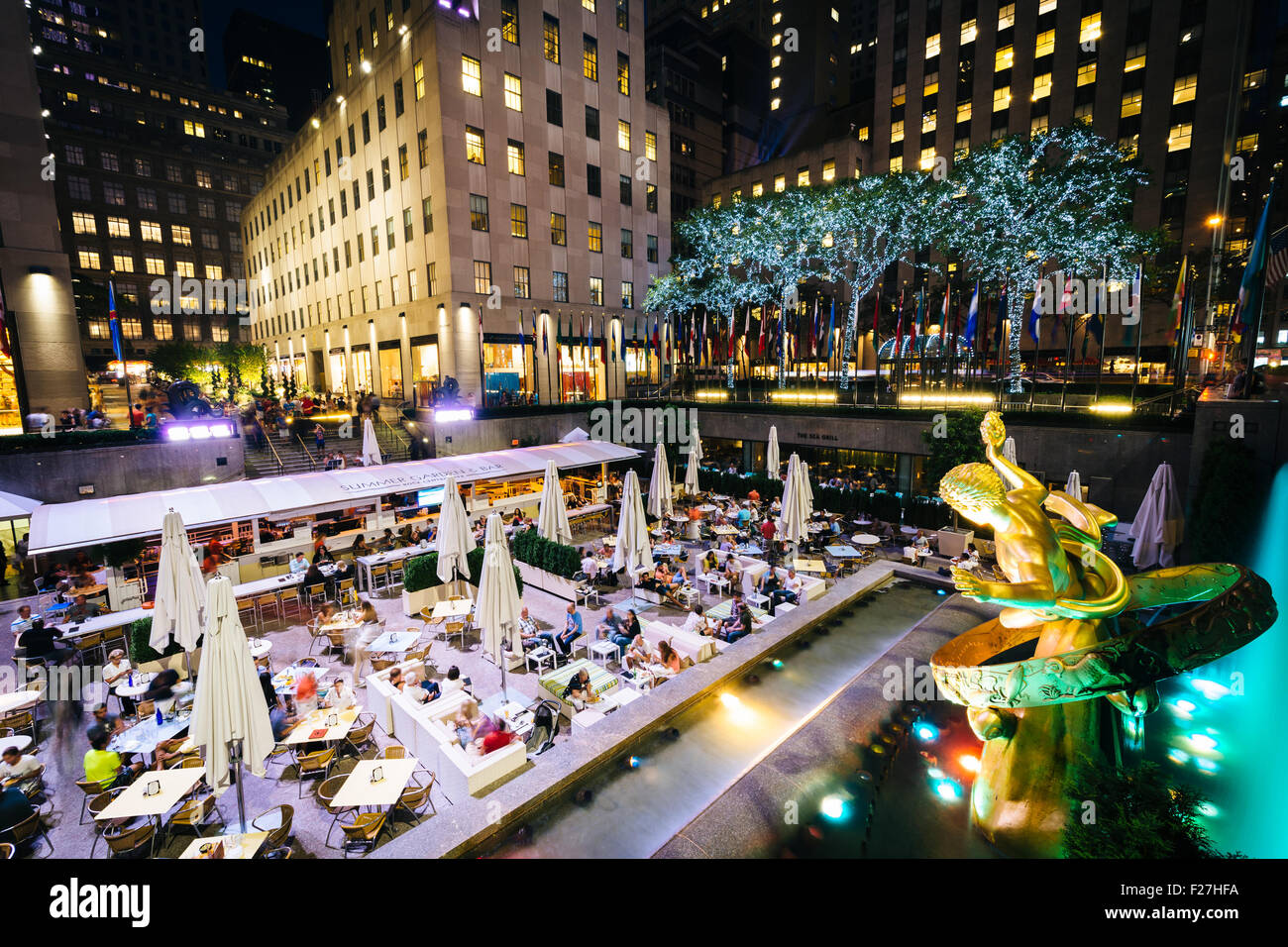 Edifici al Rockefeller Center di notte in Midtown Manhattan, New York. Foto Stock