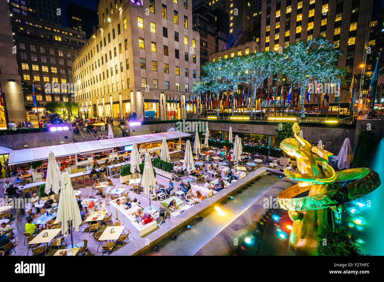 Edifici al Rockefeller Center di notte in Midtown Manhattan, New York. Foto Stock