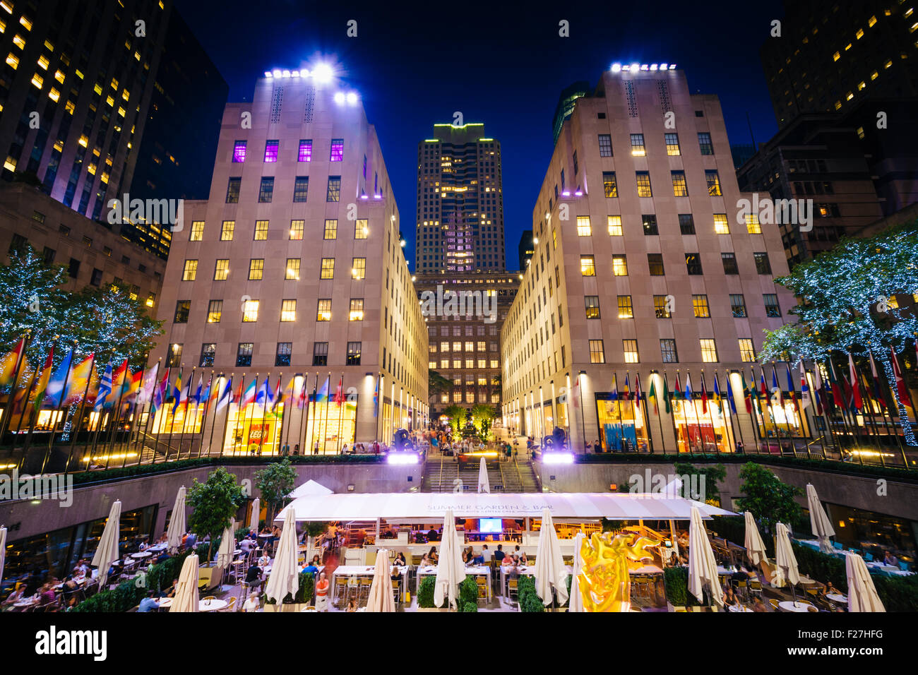 Edifici al Rockefeller Center di notte in Midtown Manhattan, New York. Foto Stock