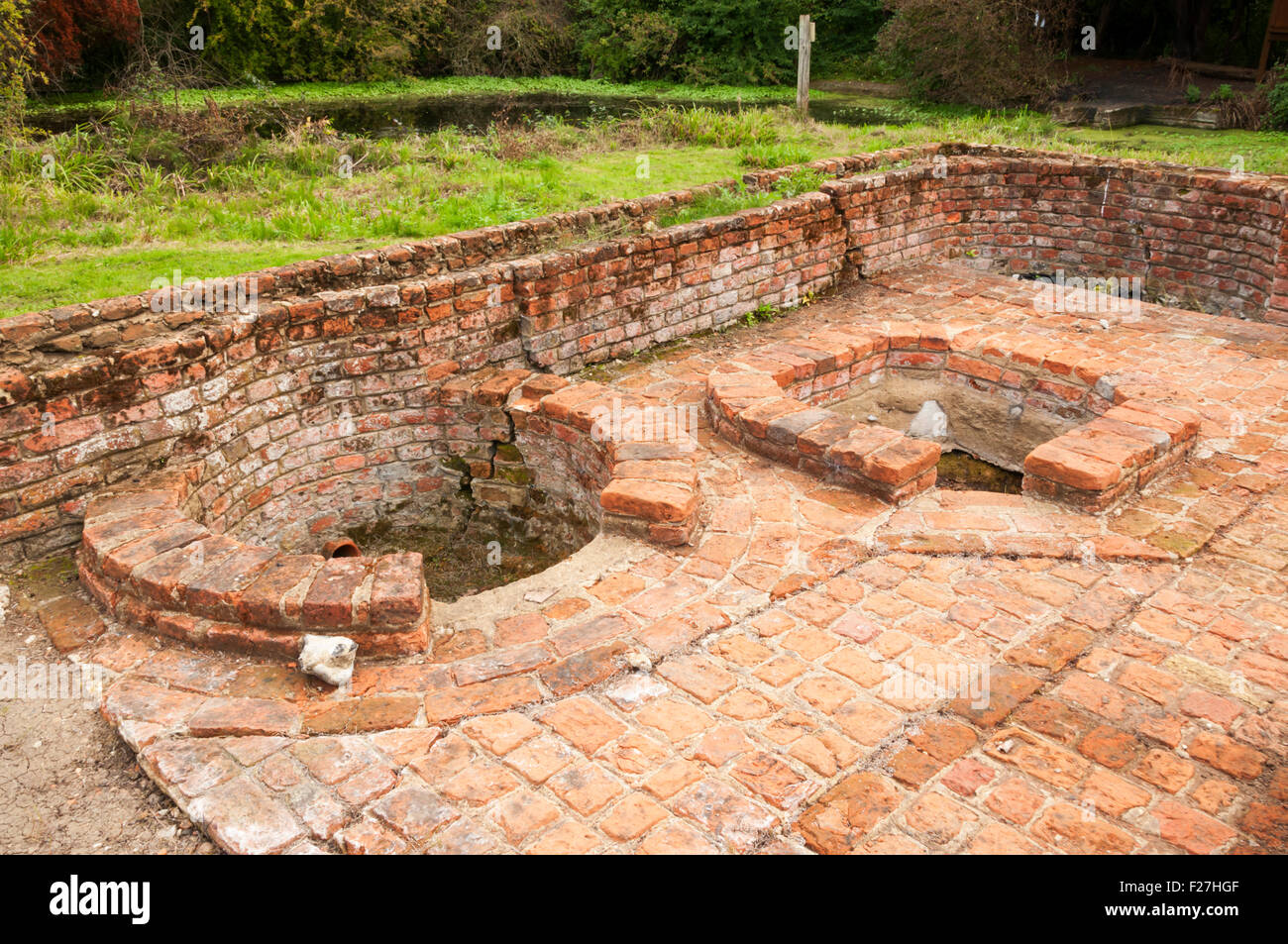 Fondamenti di ciò che ritiene siano state un mattone forno del pane & rame, in cucina a Scadbury Manor. Foto Stock