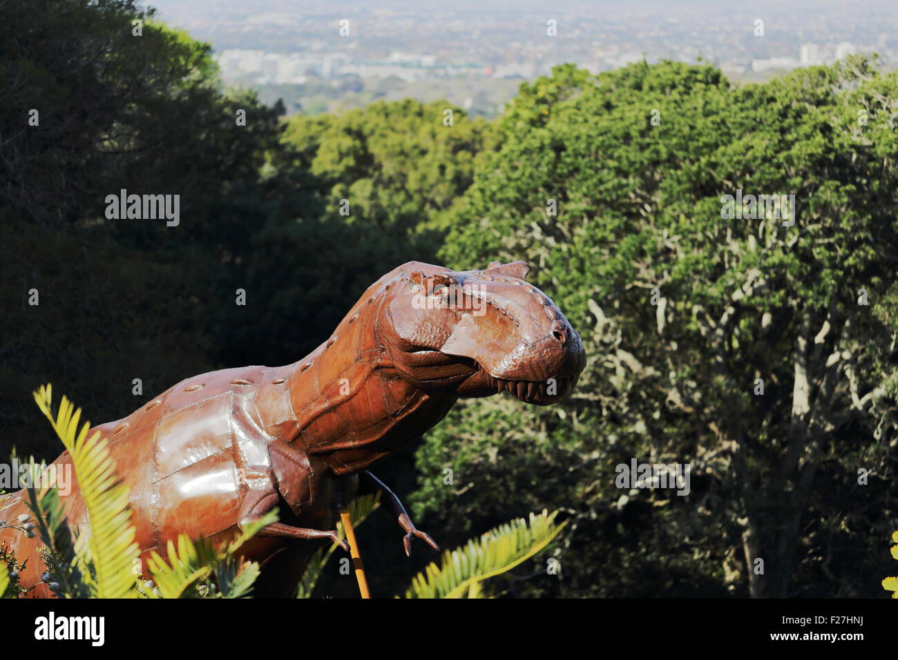 Metallo scultura di dinosauri in Kirstenbosch National Botanical Gardens, Città del Capo Sud Africa Foto Stock