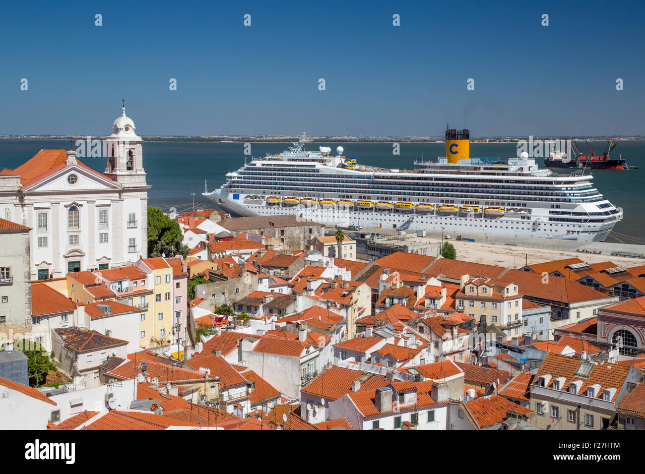 Costa Magica nave da crociera lungo il quartiere di Alfama di Lisbona, Portogallo Foto Stock
