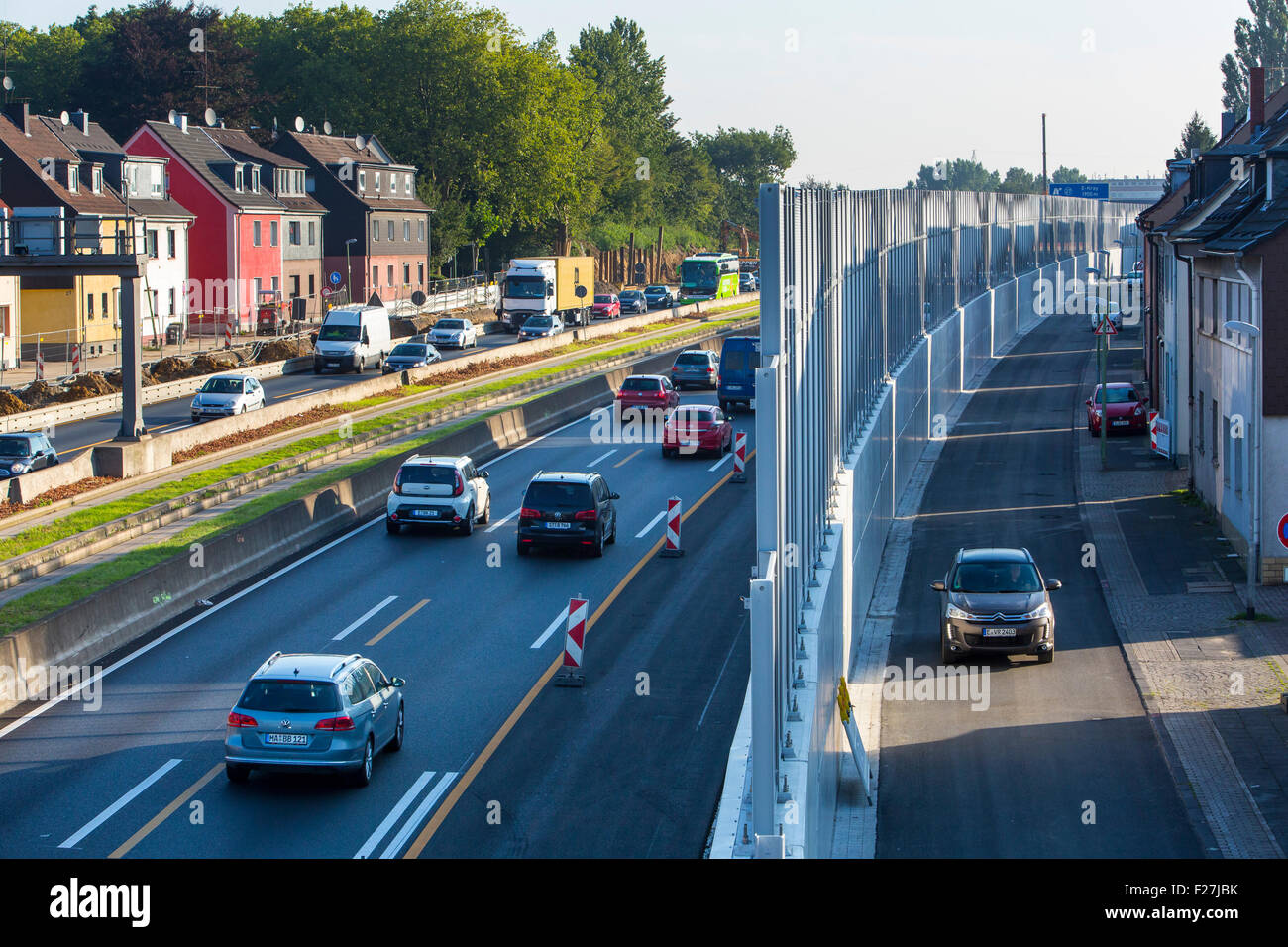 Rumorosità elevata barriera lungo un40 Autobahn, autostrada, a Essen in Germania, in case private in piedi a soli dieci metri di distanza dalla corsia Foto Stock