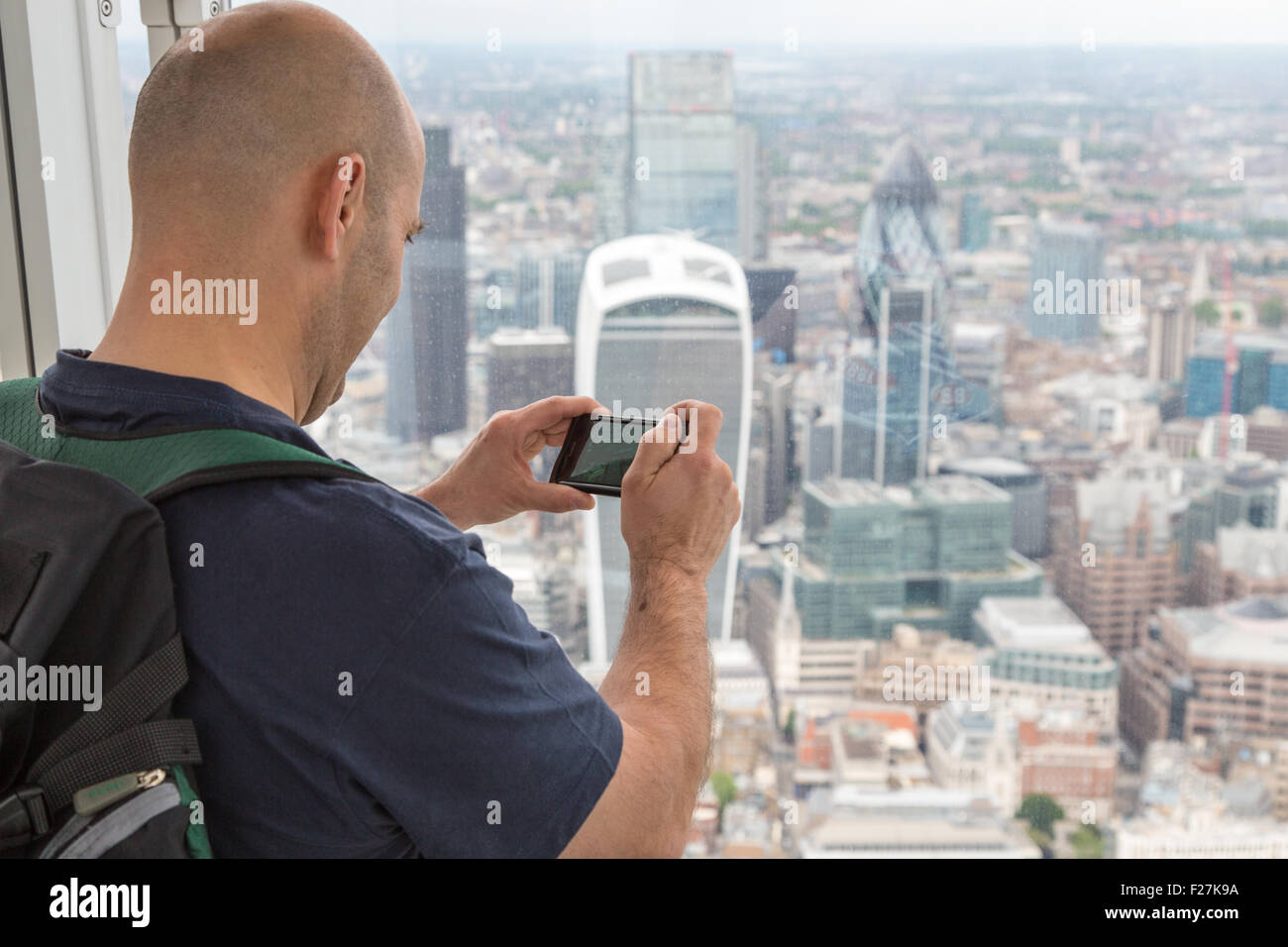 La Shard, indicato anche come il frammento di vetro, una turistica prendendo immagini dello smartphone Foto Stock