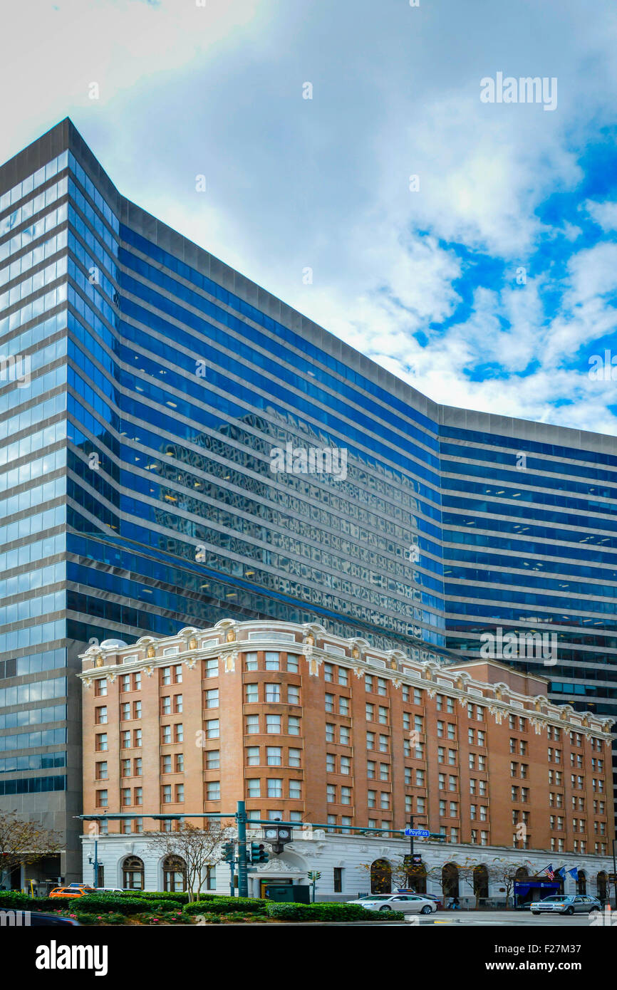 Un punto di riferimento storico antico edificio della banca è ora Whitney Hotel sopraffatte dalla Poydras Office Center di New Orleans, LA Foto Stock