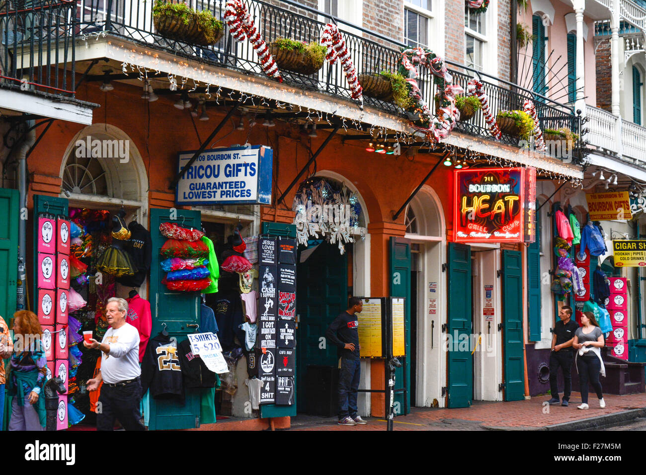 La colorata e ben rifornita dono, novità e negozio di souvenir; Tricou Doni, su Bourbon Street, Quartiere Francese, New Orleans, LA Foto Stock