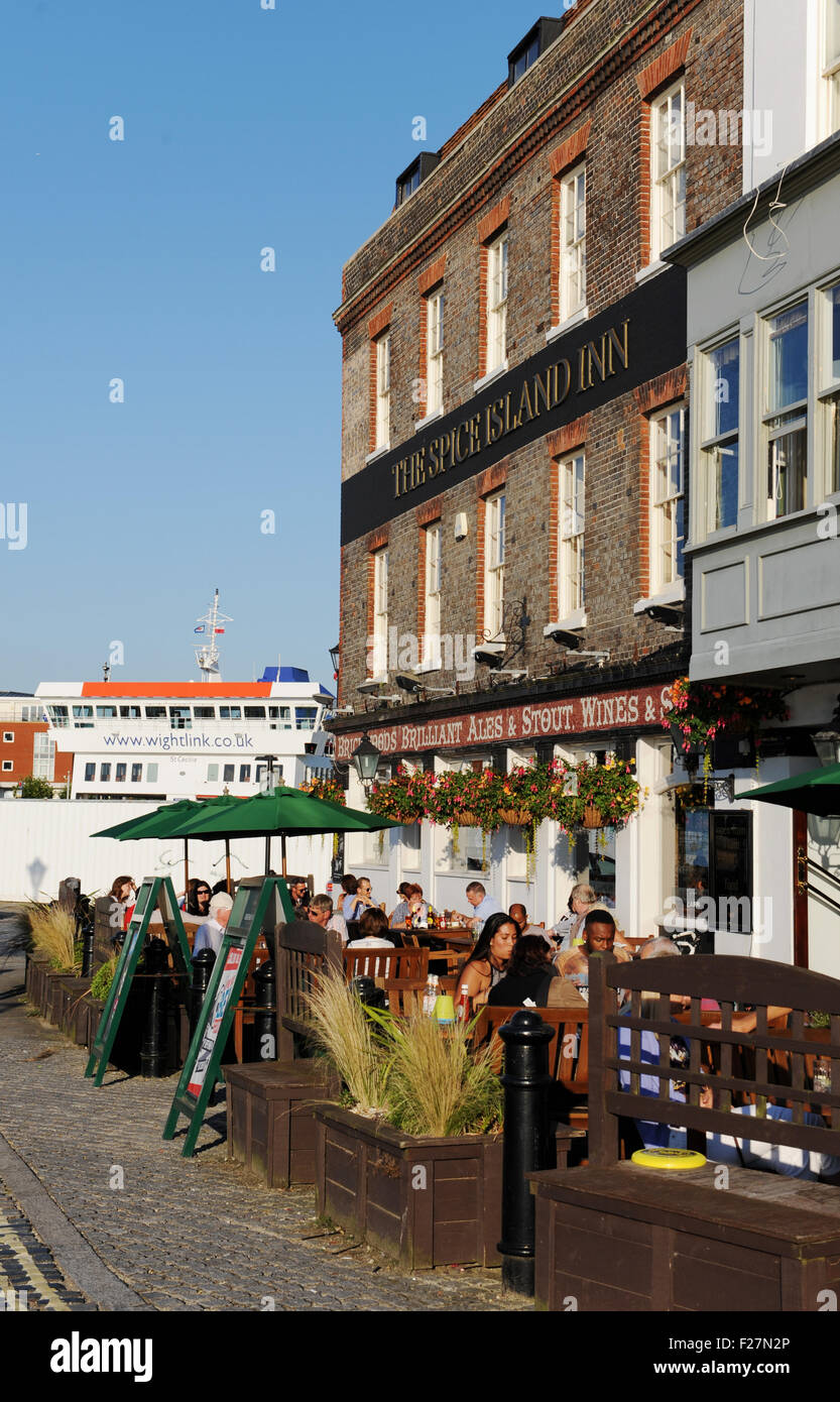Portsmouth Hampshire REGNO UNITO - Le Spice Island pub nella città vecchia banchina Foto Stock
