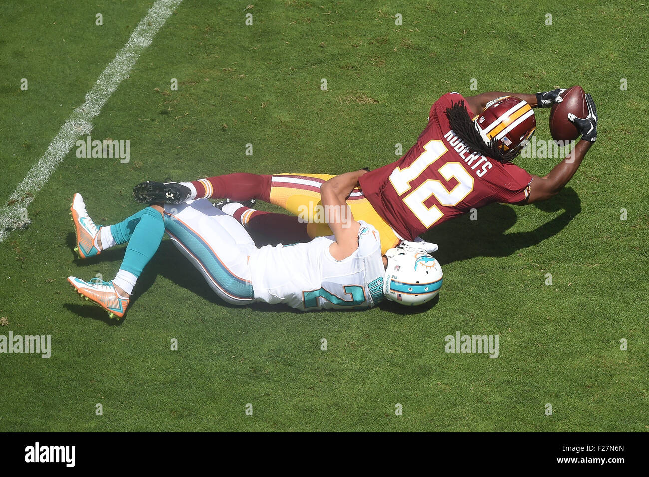 SEP 13, 2015 : Delfini di Miami cornerback Brent Grimes (21) affronta Washington Redskins wide receiver Andre Roberts (12) durante l'apertura di stagione match tra i delfini di Miami e Washington Redskins a FedEx in campo Landover, MD. I Delfini sconfitti alle pellerosse 17-10 Foto Stock