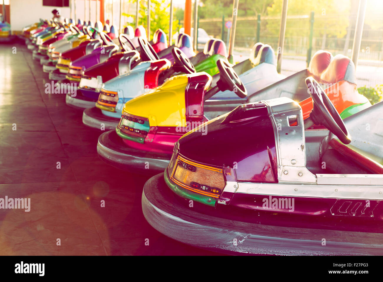 Lunga fila di paraurti colorati auto parcheggiata in un parco di divertimenti Foto Stock