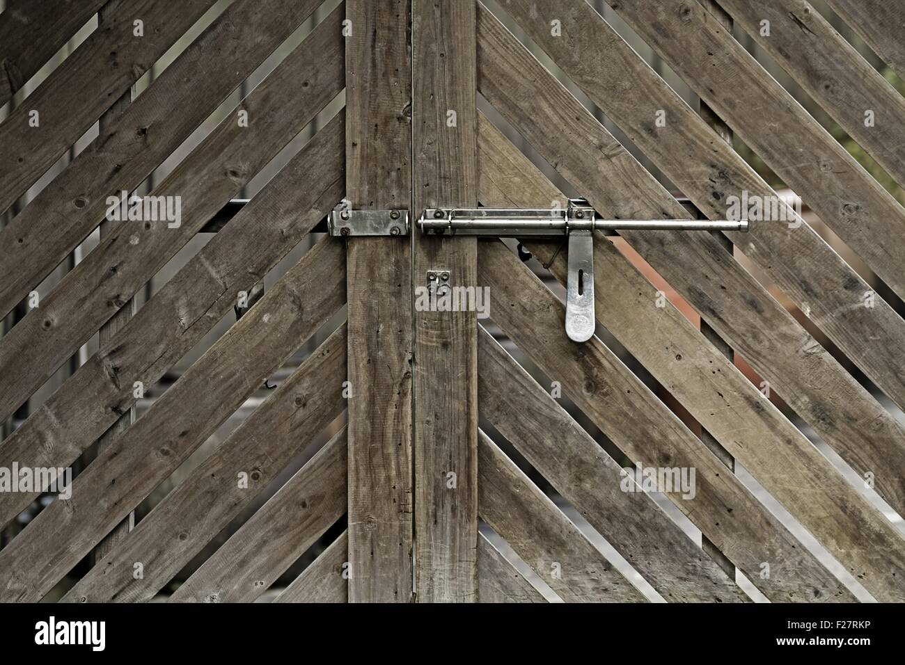 Primo piano porta in legno con serratura in una schifezza di stile e di buona consistenza Foto Stock