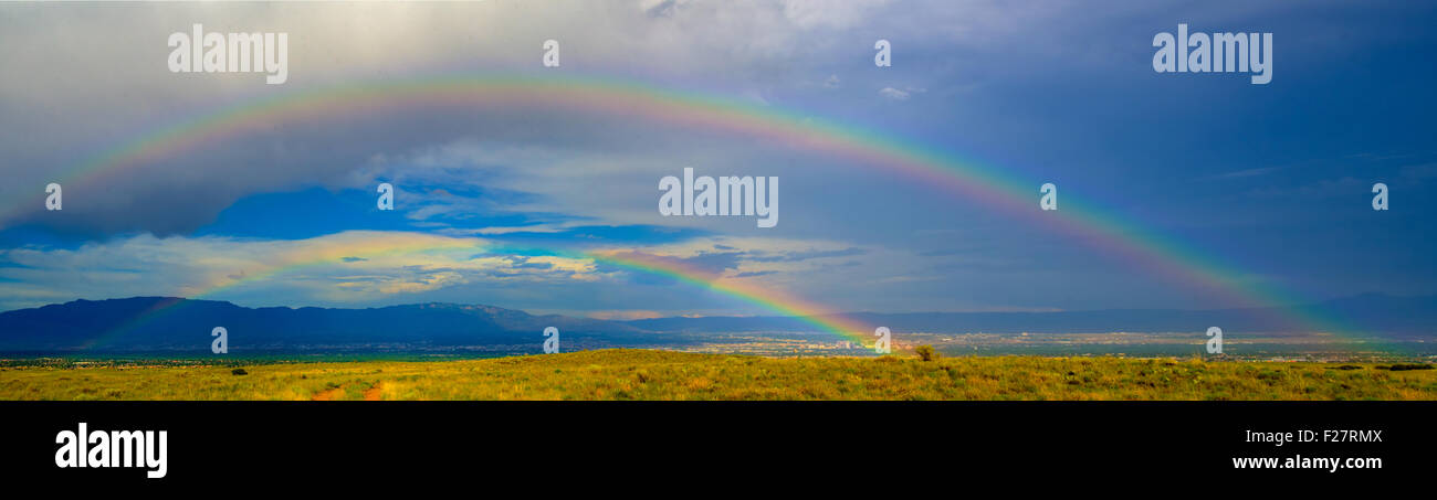 Doppio Arcobaleno oltre Albuquerque e Sandia Mountains, Nuovo Messico, Stati Uniti d'America. Foto Stock