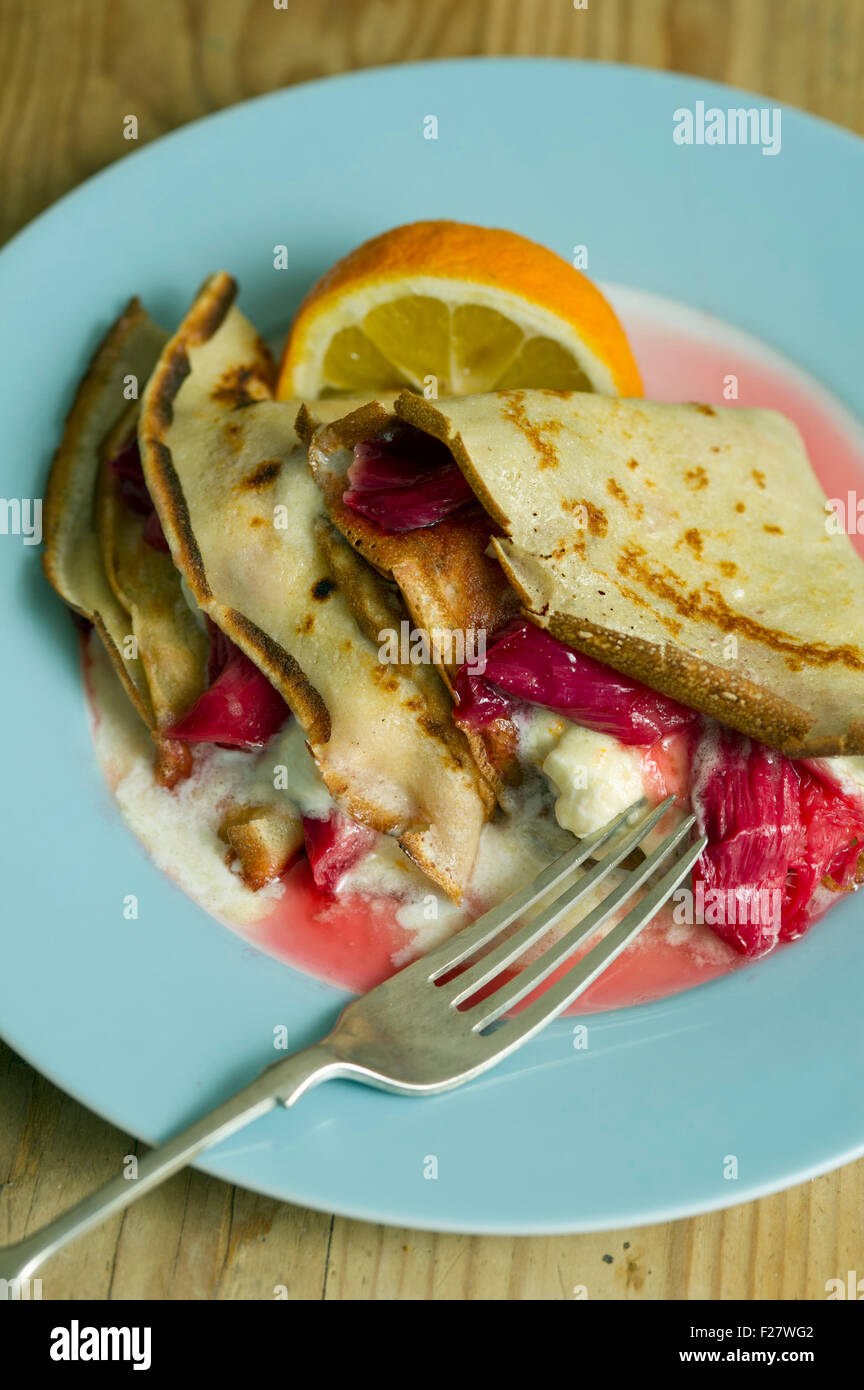 Una frittella di rabarbaro, un piccolo piatto da dessert budino. UK food 'small piastra' dolce pasto mangiando frutta Foto Stock