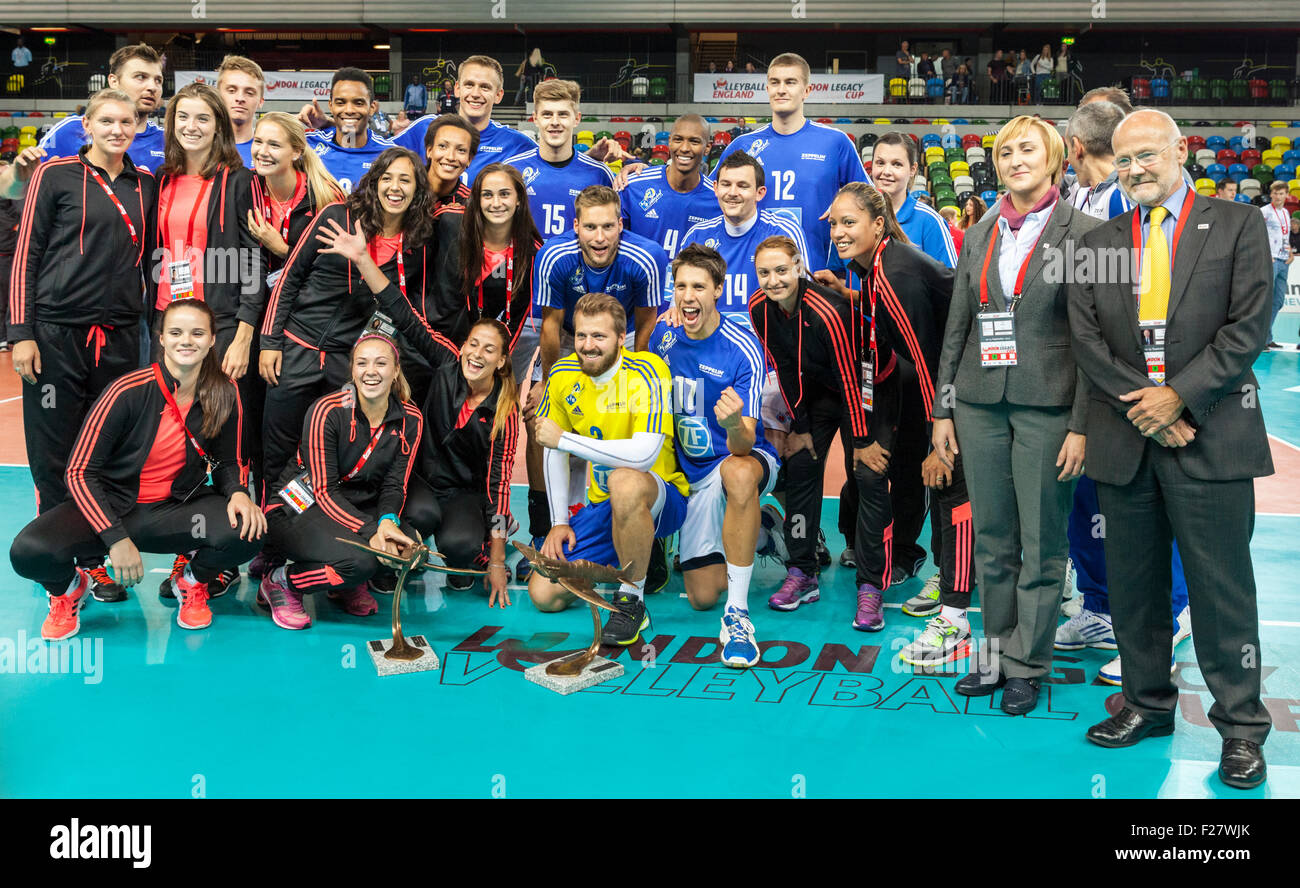 Casella di rame Arena, Londra, Regno Unito. Xiii sett. 2015. VfB Friedrichshafen giocatori festeggiare la conquista del gioco e in generale di Londra Pallavolo Legacy Cup con la donna della squadra vincente da RC Cannes. Credito: Imageplotter/Alamy Live News Foto Stock