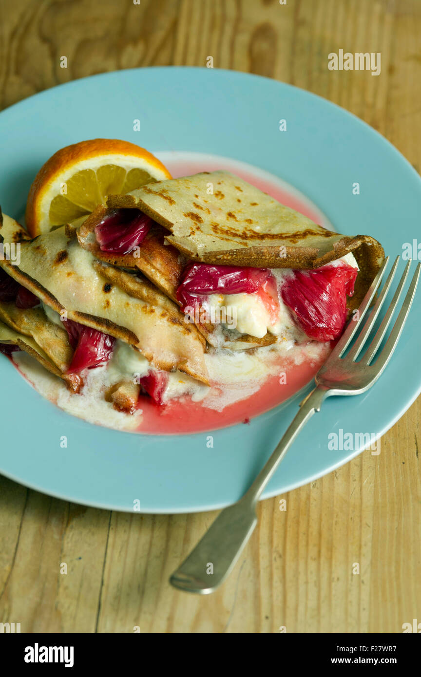 Una frittella di rabarbaro, un piccolo piatto da dessert budino. UK food 'small piastra' dolce pasto mangiando frutta Foto Stock
