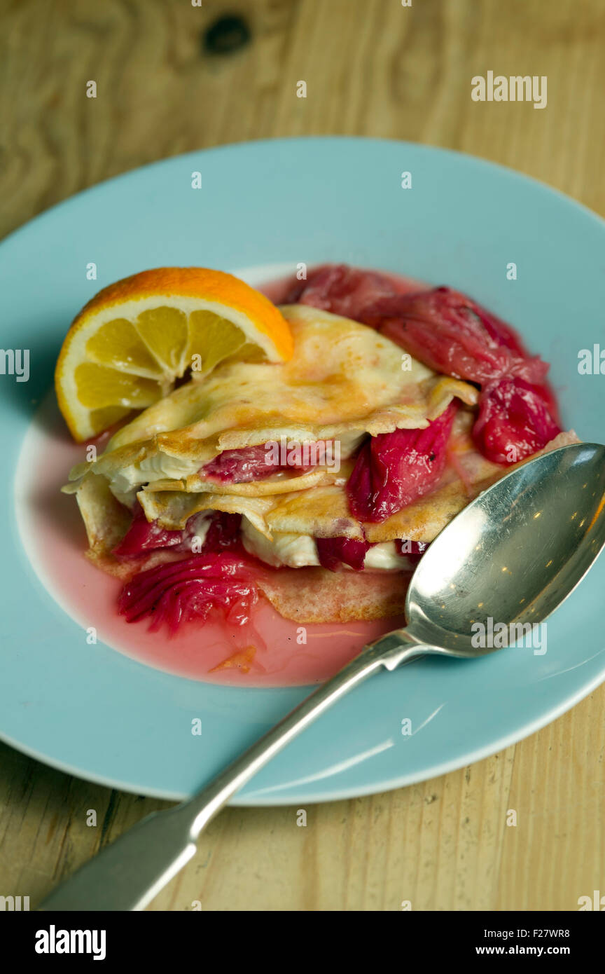 Una frittella di rabarbaro, un piccolo piatto da dessert budino. UK food 'small piastra' dolce pasto mangiando frutta Foto Stock