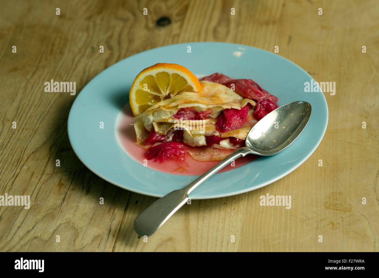 Una frittella di rabarbaro, un piccolo piatto da dessert budino. UK food 'small piastra' dolce pasto mangiando frutta Foto Stock