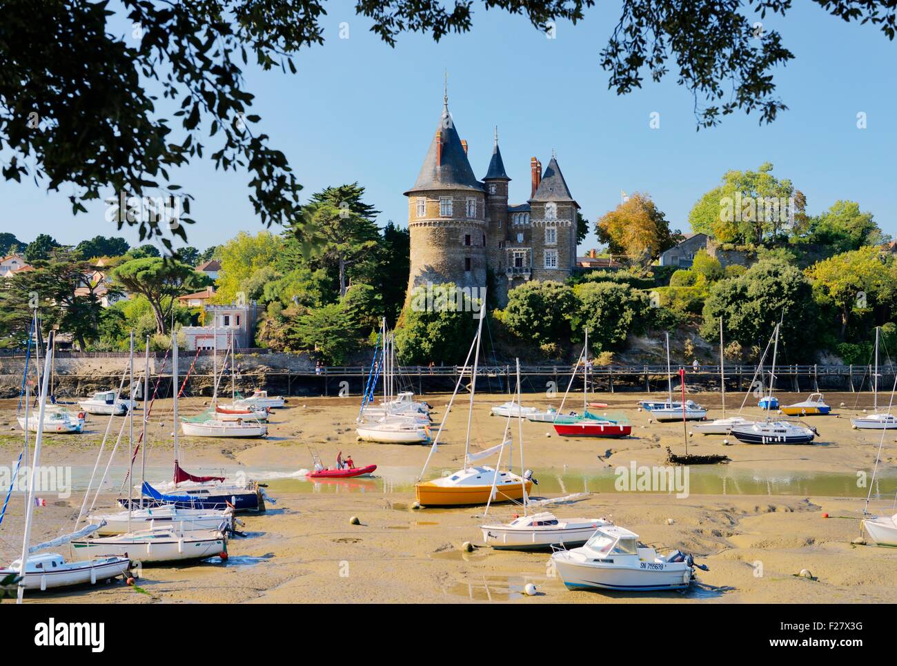 Chateau de Pornic restaurato castello medievale una volta di proprietà di Gilles de Rais. Porto di Pornic, Brittany, Francia. Il castello di Bluebeards Foto Stock