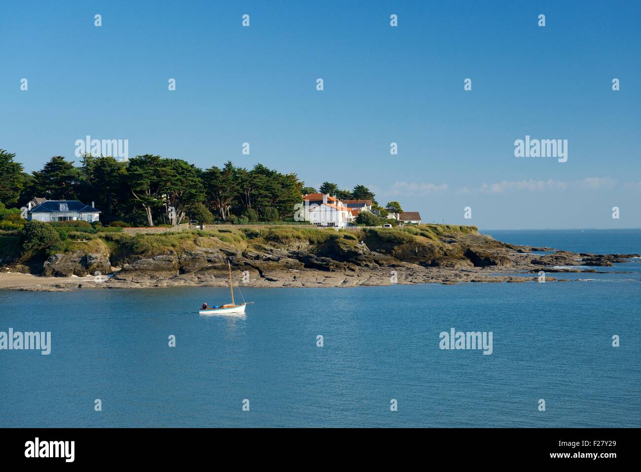 Barca a vela dinghy lasciando Gourmalon porto della città atlantica di Pornic sulla costa di Giada, Brittany, Francia. Estate Foto Stock