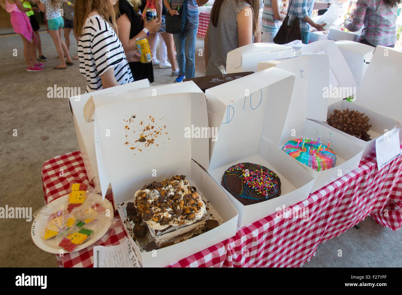 Il chiosco delle torte della scuola primaria di Sydney ospita la fiera della festa locale per raccogliere fondi per la scuola, Avalon, Sydney, Australia Foto Stock