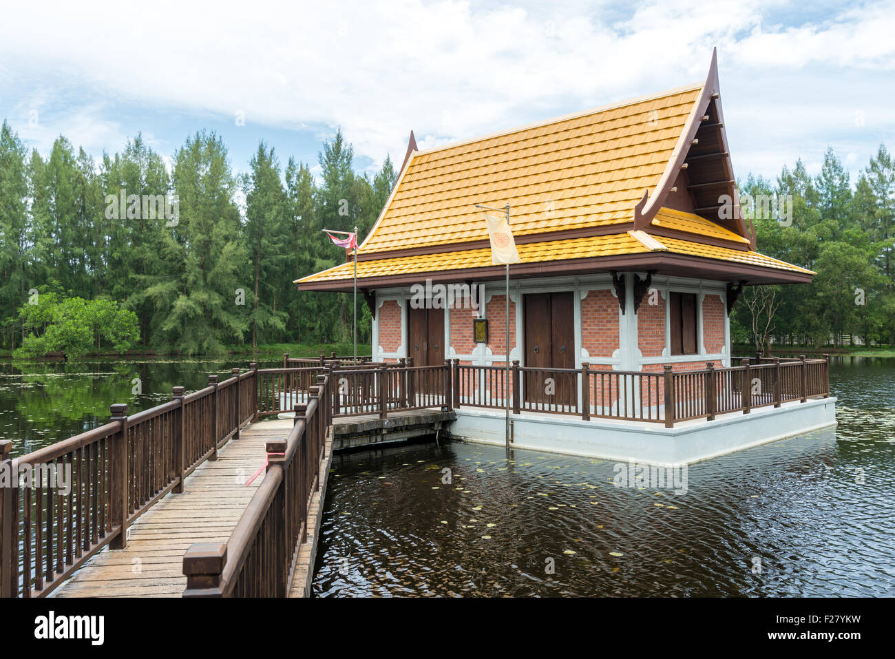 Tempio buddista sul lago a Mai Kao, Phuket, Tailandia Foto Stock