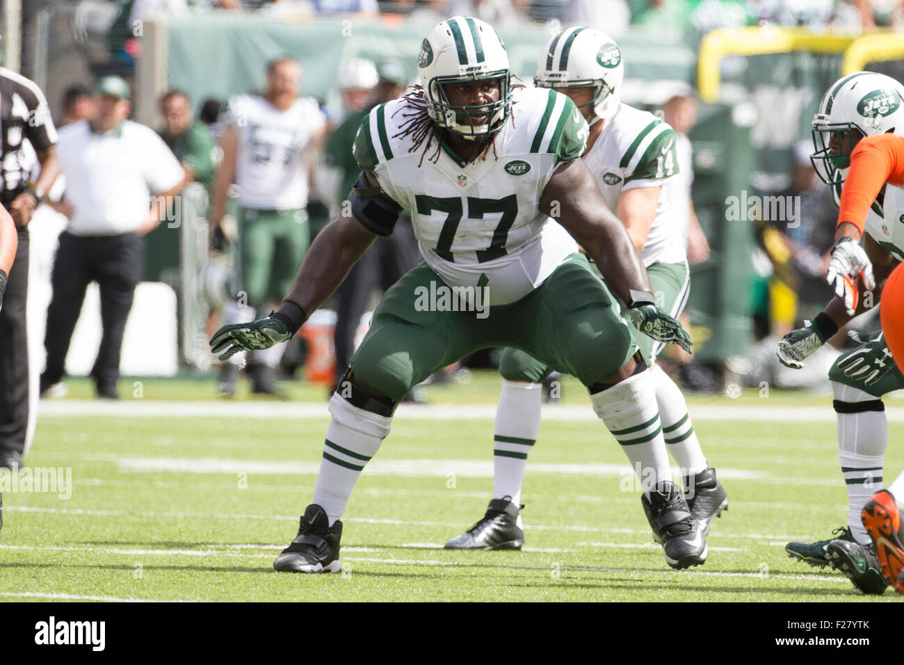 East Rutherford, New Jersey, USA. Xiii Sep, 2015. New York getti guard James Carpenter (77) in azione durante il gioco di NFL tra i Cleveland Browns e il New York getti alla MetLife Stadium di East Rutherford, New Jersey. Il New York getti vinto 31-10. Christopher Szagola/CSM/Alamy Live News Foto Stock