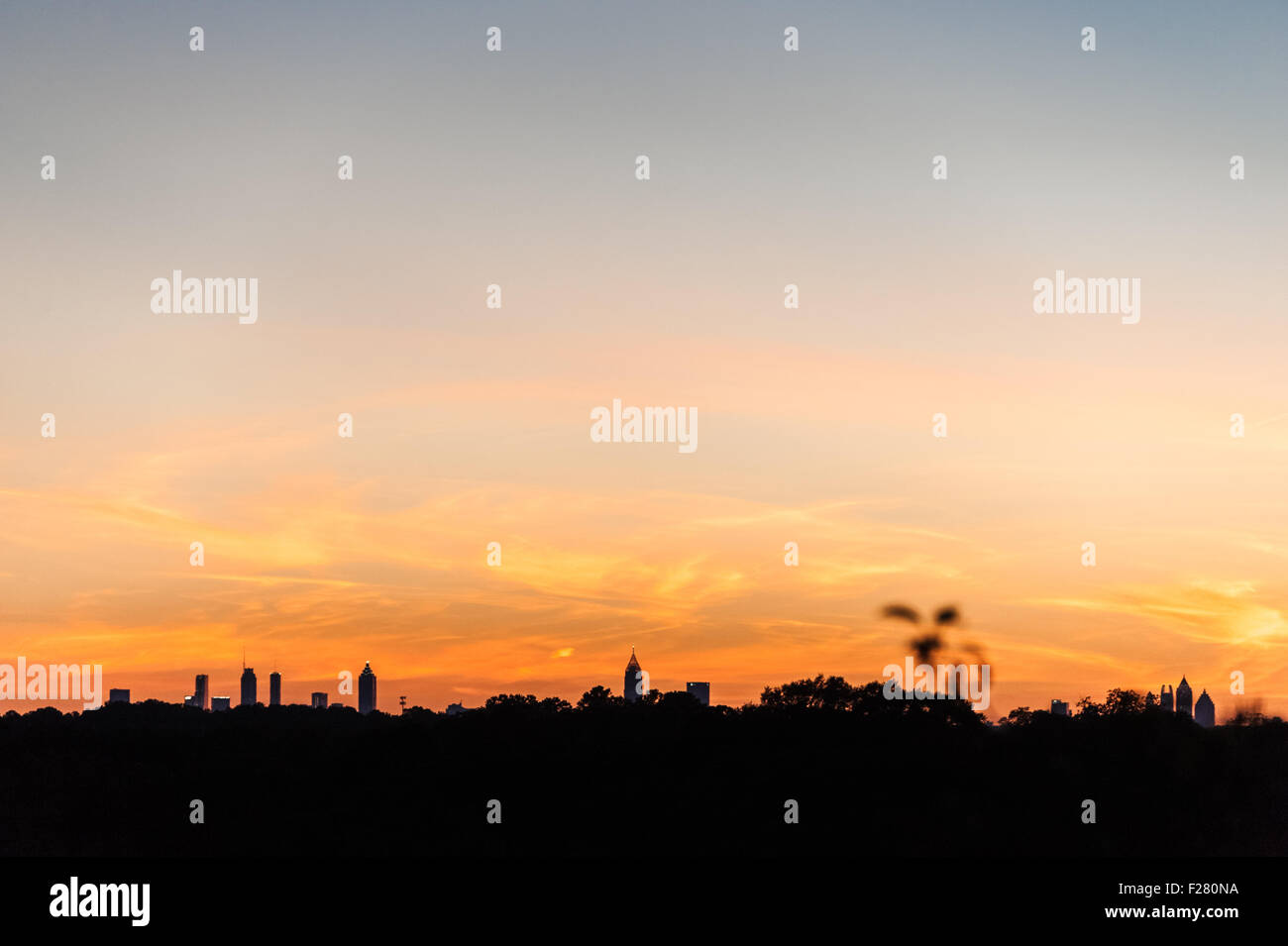 Stagliano skyline della città dal centro di Midtown Atlanta, contro i colori vivaci di un Cielo di tramonto. Stati Uniti d'America. Foto Stock