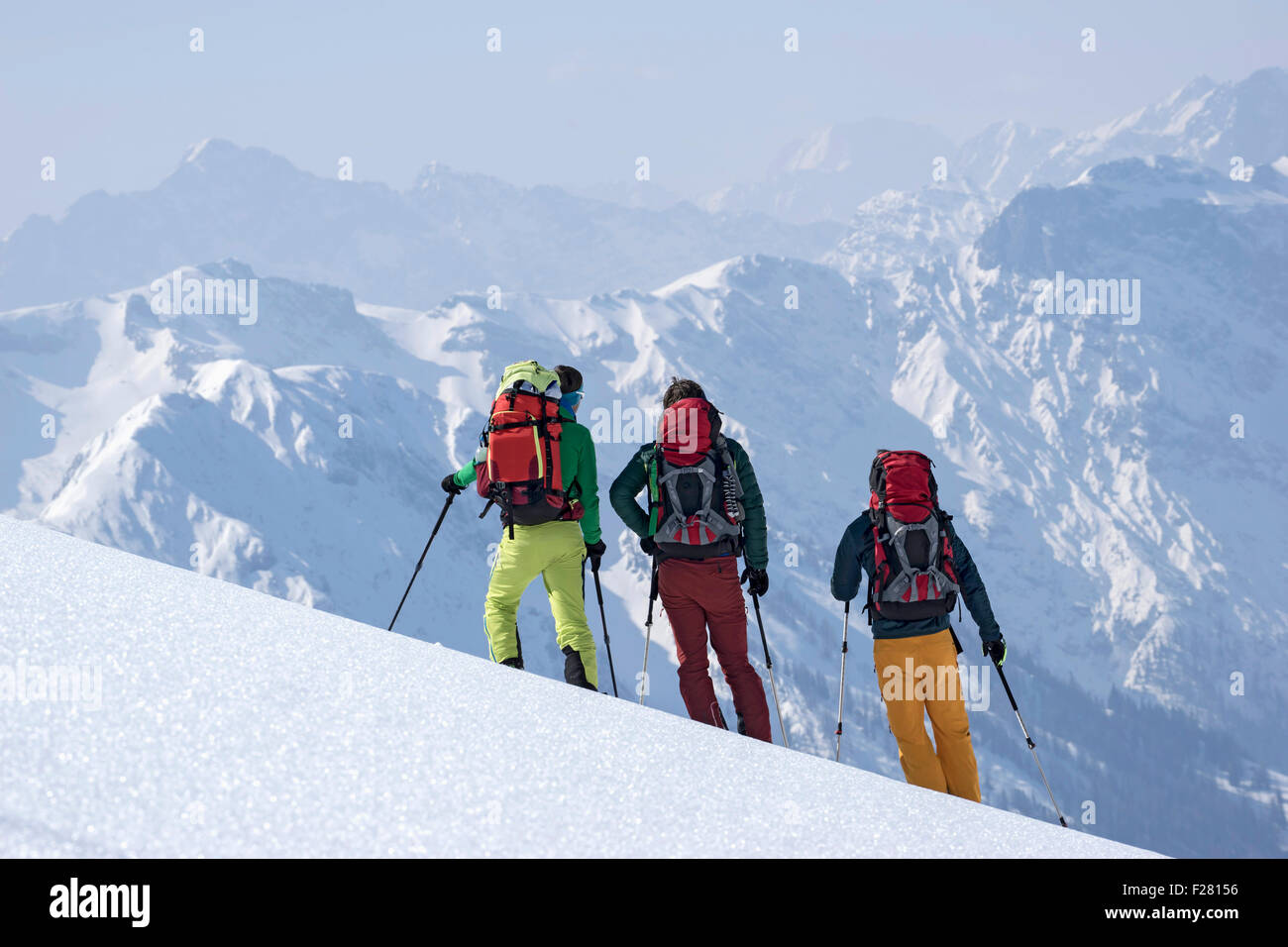 Ski tourer guardando vista montagne, Tirolo, Austria Foto Stock