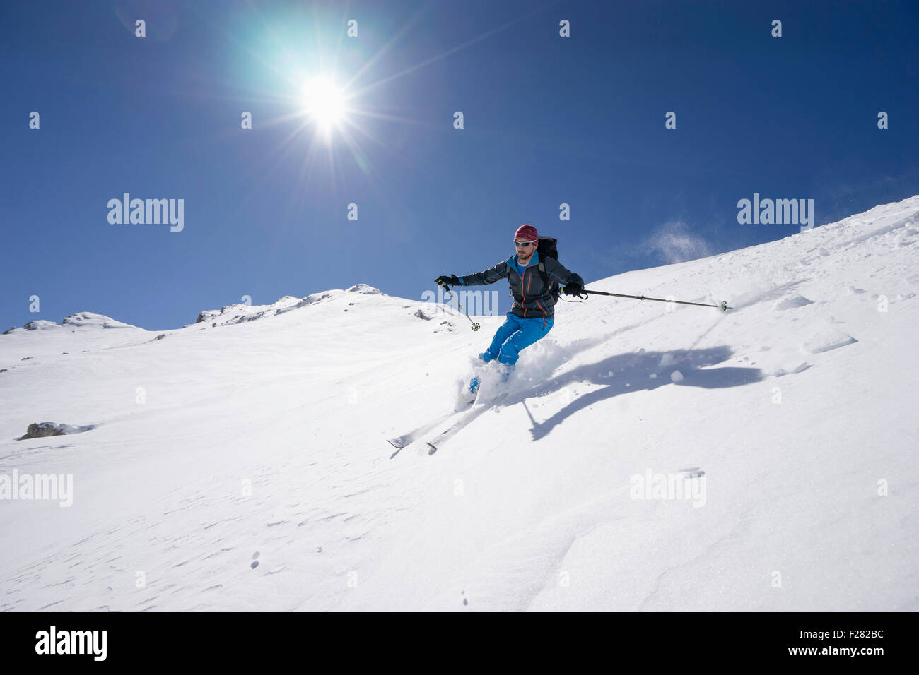 L'uomo sci, Val Gardena, Trentino-Alto Adige, Italia Foto Stock