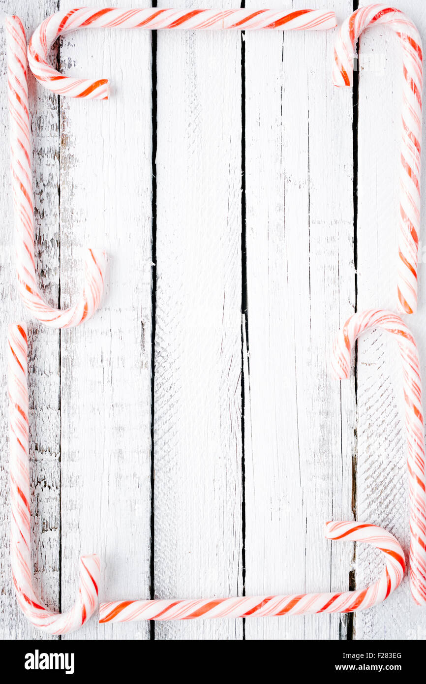 Diversi candy canes rendendo il telaio su sfondo di legno Foto Stock