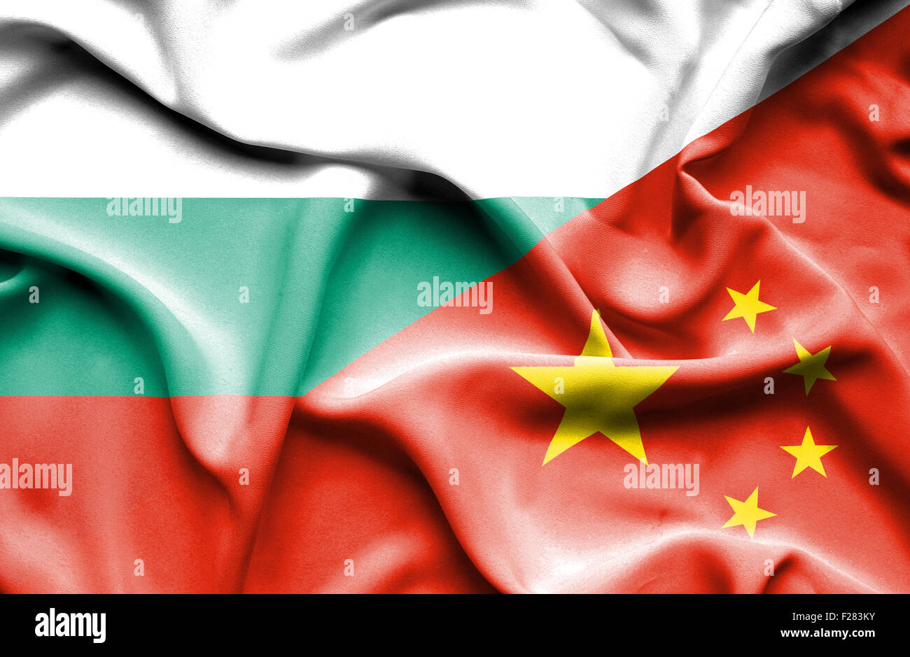 Sventola Bandiera della Cina e della Bulgaria Foto Stock