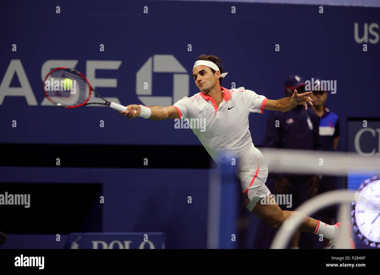 New York, Stati Uniti d'America. Xiii Sep, 2015. Roger Federer balzi in avanti per un diretti contro Novak Djokovic di Serbia nella finale di U.S. Aprire. Djokovic sconfitto Federer 6-4, 5-7, 6-4, 6-4 per conquistare il suo secondo US Open titolo a Flushing Meadows, New York il 13 settembre 2015. Credito: Adam Stoltman/Alamy Live News Foto Stock