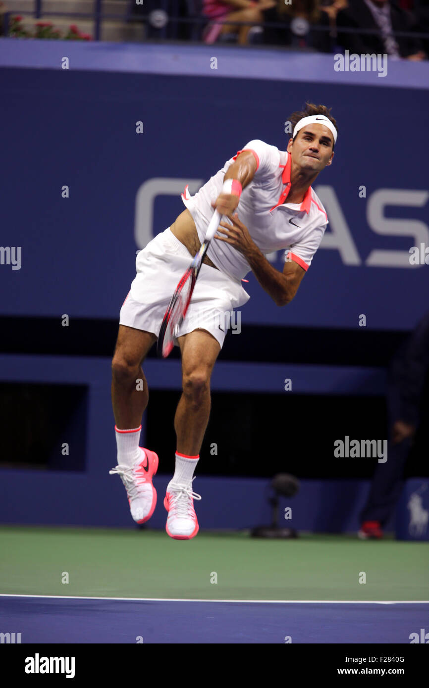 New York, Stati Uniti d'America. Xiii Sep, 2015. Roger Federer serve a Novak Djokovic di Serbia nella finale di U.S. Aprire. Djokovic sconfitto Federer 6-4, 5-7, 6-4, 6-4 per conquistare il suo secondo US Open titolo a Flushing Meadows, New York il 13 settembre 2015. Credito: Adam Stoltman/Alamy Live News Foto Stock