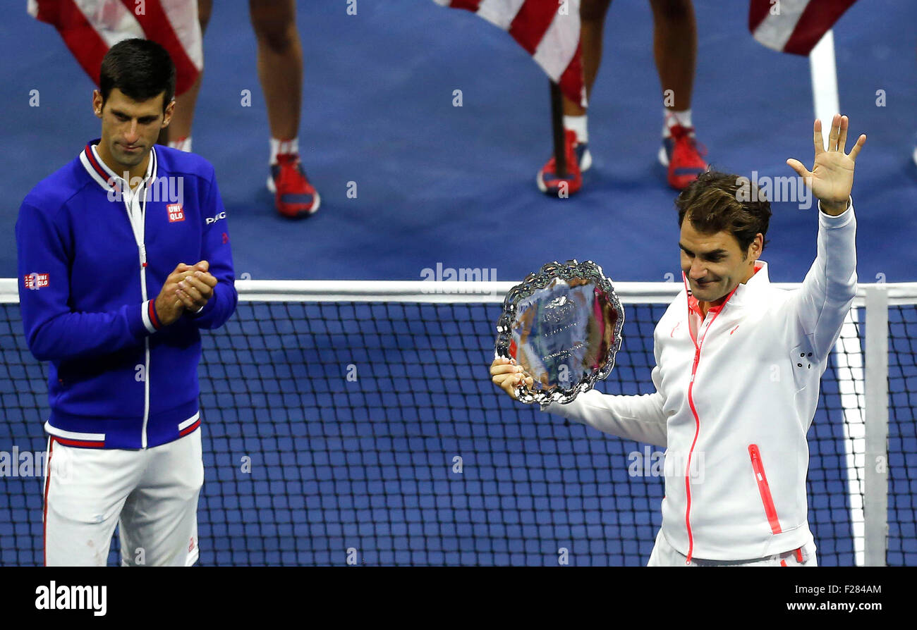 New York, Stati Uniti d'America. Xiii Sep, 2015. Roger Federer (R) della Svizzera onde per il pubblico durante la cerimonia di premiazione per gli uomini singoli finale al 2015 US Open di New York, gli Stati Uniti e il 7 settembre 13, 2015. Federer ha perso la partita finale 1-3. Credito: Qin Lang/Xinhua/Alamy Live News Foto Stock