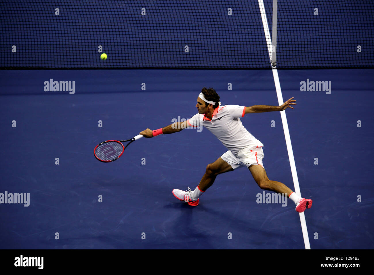New York, Stati Uniti d'America. Xiii Sep, 2015. Roger Federer balzi in avanti per una raffica contro Novak Djokovic di Serbia nella finale di U.S. Aprire. Djokovic sconfitto Federer 6-4, 5-7, 6-4, 6-4 per conquistare il suo secondo US Open titolo a Flushing Meadows, New York il 13 settembre 2015. Credito: Adam Stoltman/Alamy Live News Foto Stock