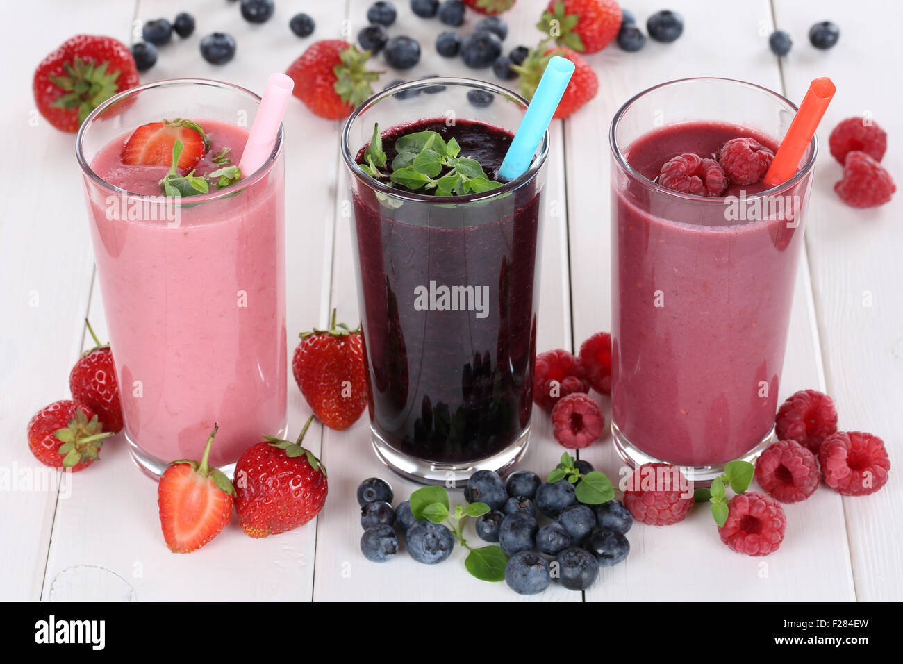 Frullato di succo di frutta con frutti in estate Foto Stock