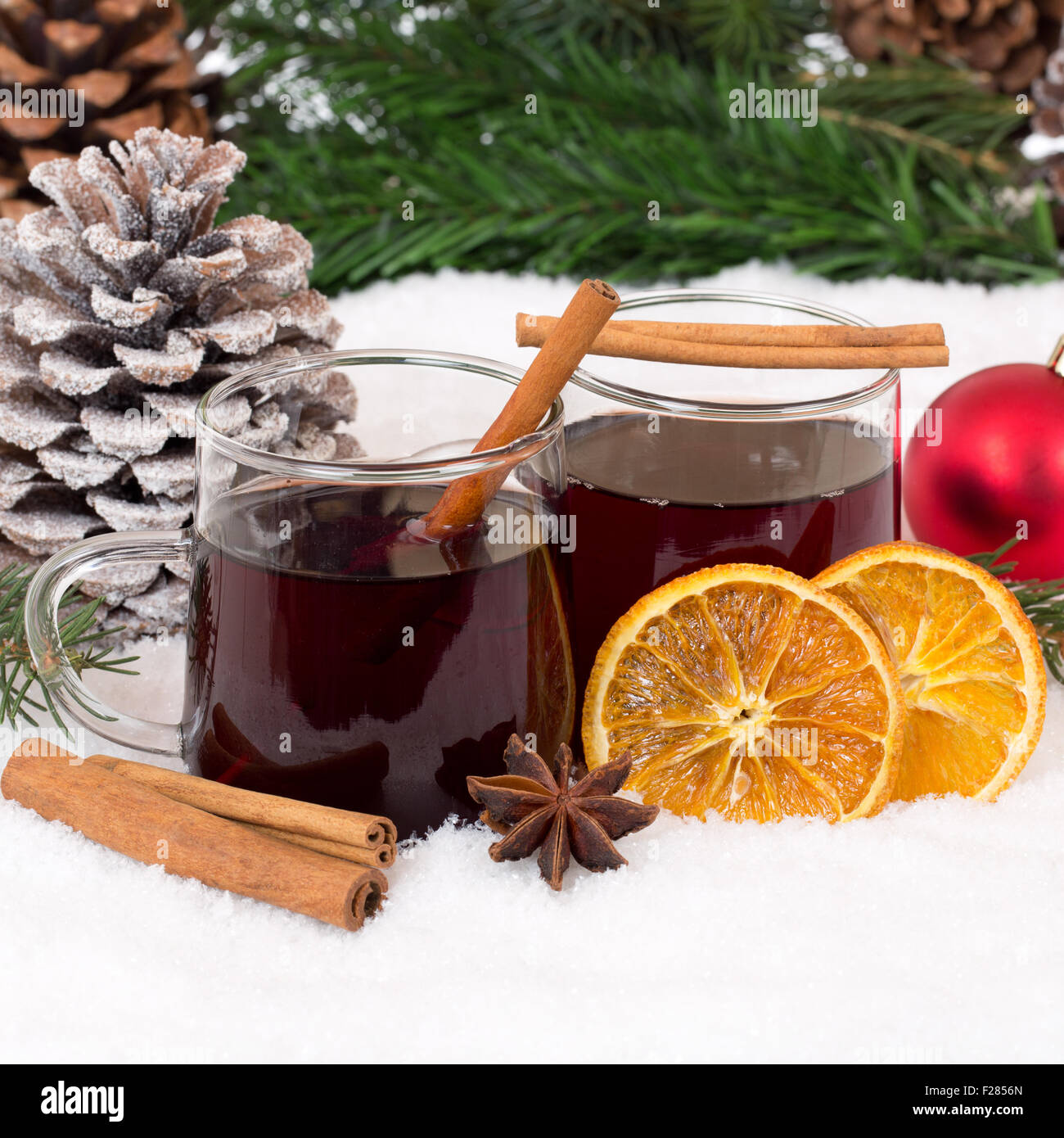 Vin brulé sul Natale in inverno bere alcool con la neve Foto Stock