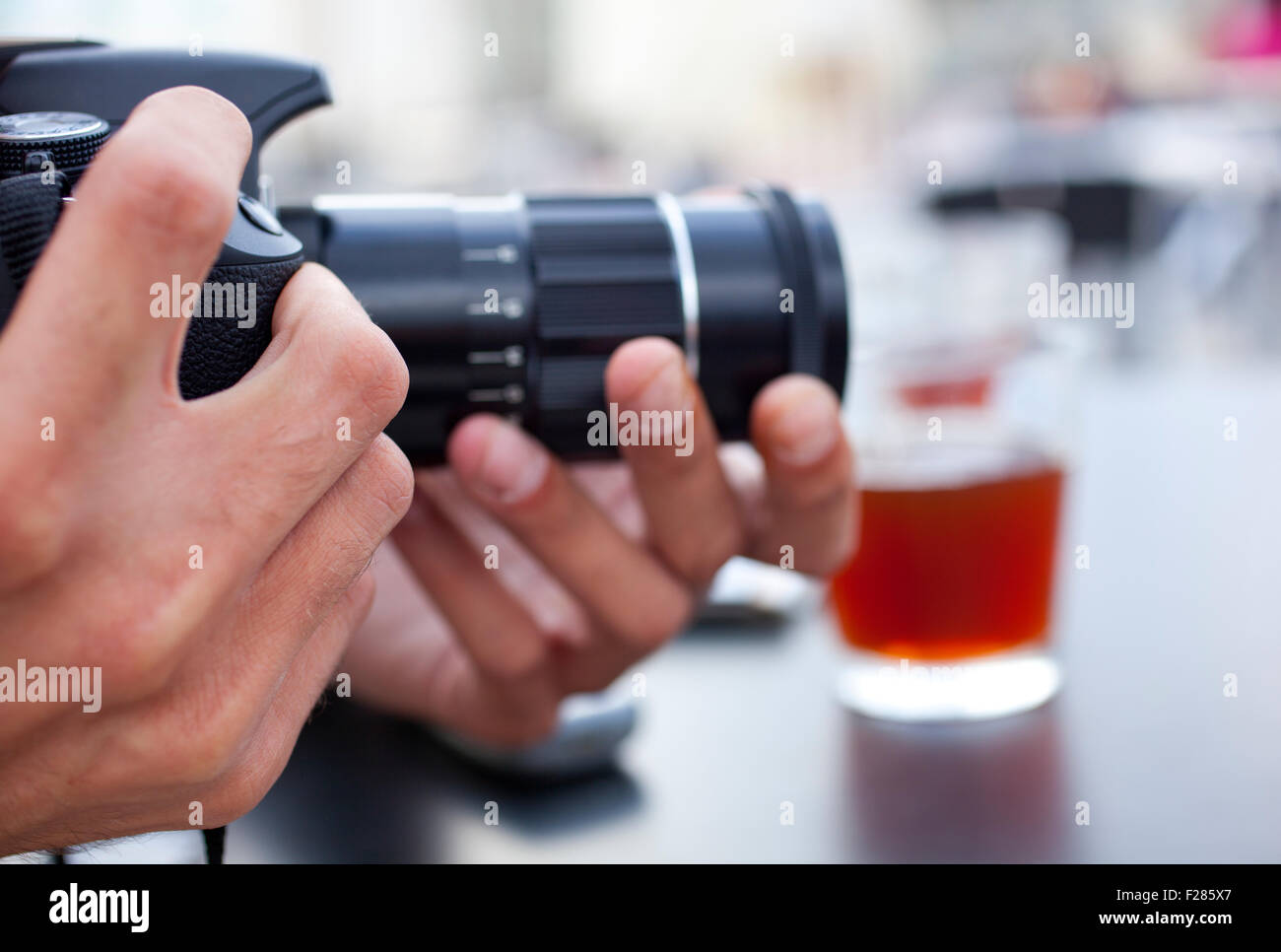 Fotografo scatta una foto con la fotocamera vintage Foto Stock