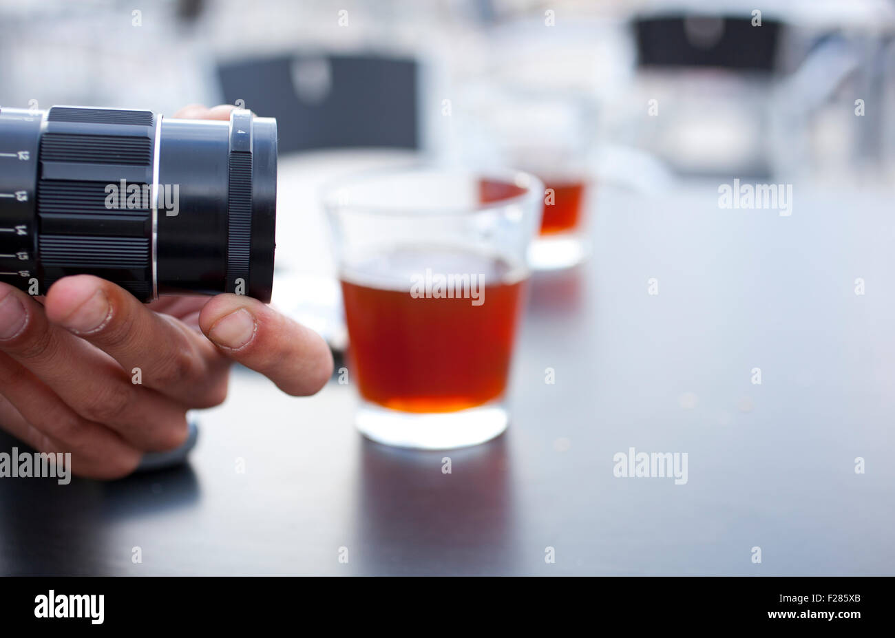 Fotografo scatta una foto con la fotocamera vintage Foto Stock